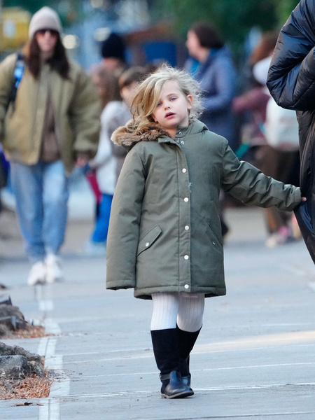 Ирина Шейк одела дочь в зимний наряд, который оценит каждая русская мамочка