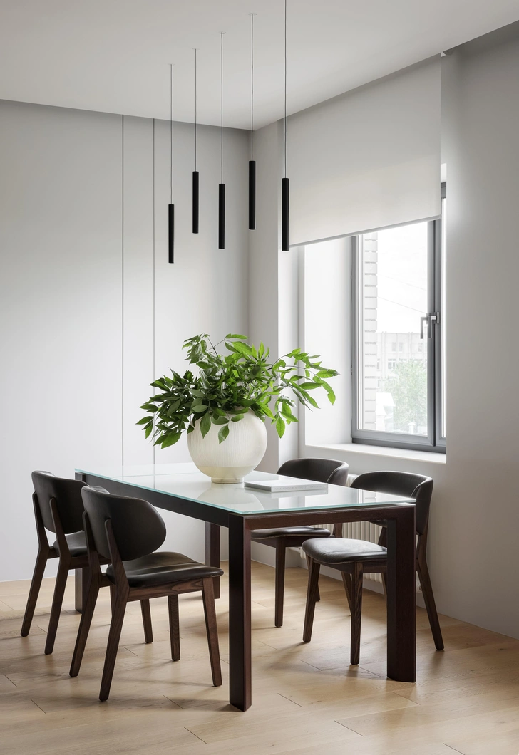 Стол и стулья, Calligaris. Ваза, BoConcept. | Источник: Максим Максимов. стиль: Анна Бабенко
