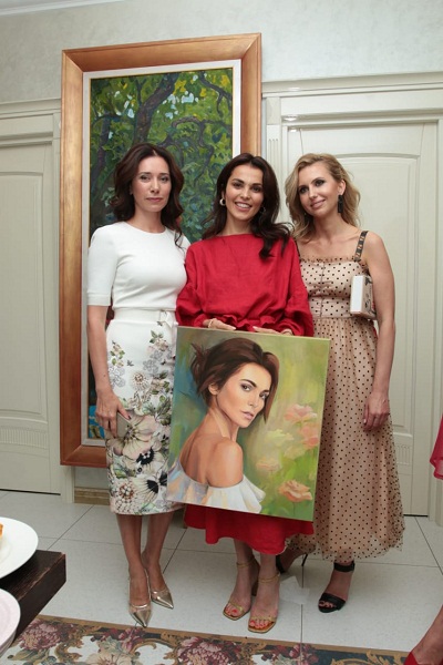 Слева от Сати — художница Любовь Никитина, справа — директор по маркетингу клиники WestMed Виктория Иошина