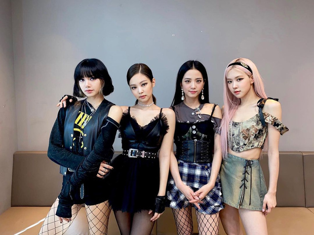 Фото №1 - Официально: Лиса и Розэ из BLACKPINK начнут сольную карьеру