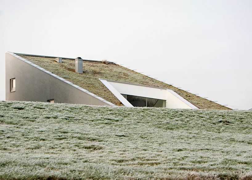 Дом с наклонной крышей в Литве | Источник: After Party