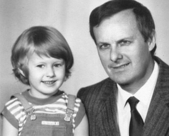 «Папе сегодня было бы 85»: Ксения Собчак поделилась архивными снимками с отцом