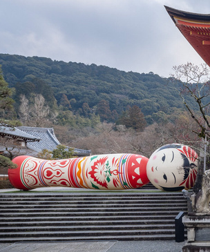У древнего храма в Киото появилась гигантская кукла