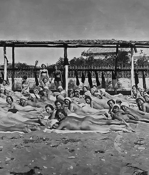 История одной фотографии: загар нагишом в советском Крыму, 1933 год