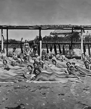 История одной фотографии: загар нагишом в советском Крыму, 1933 год