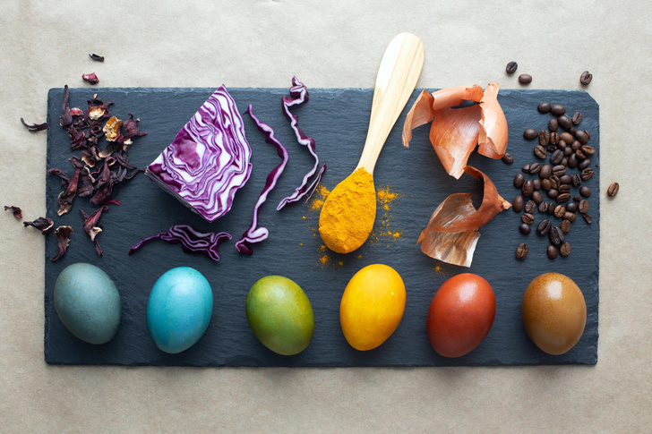 Свекла, вино и декупаж: как красиво покрасить яйца на Пасху