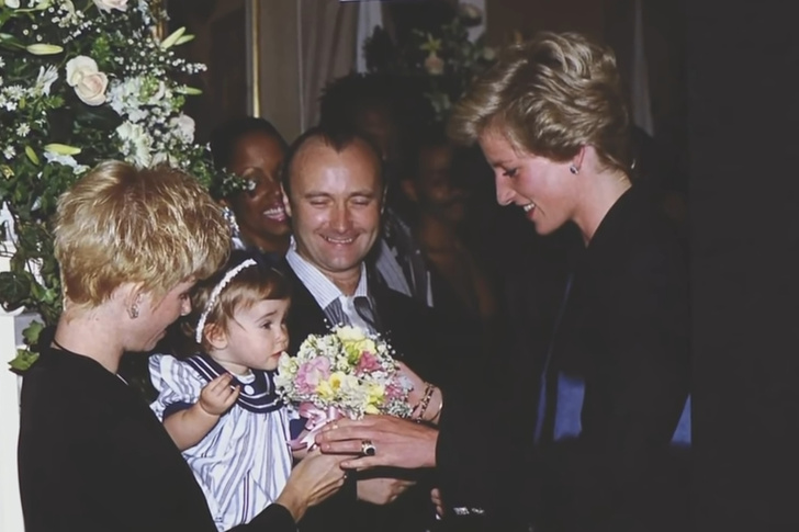 «Я кинула в принца Чарльза телефоном»: Лили Коллинз рассказала о встрече с королевской семьей