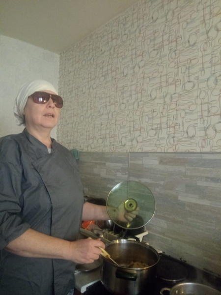 Один день тотально слепой женщины: как жительница Москвы Галина покупает продукты, ходит на педикюр и смотрит YouTube