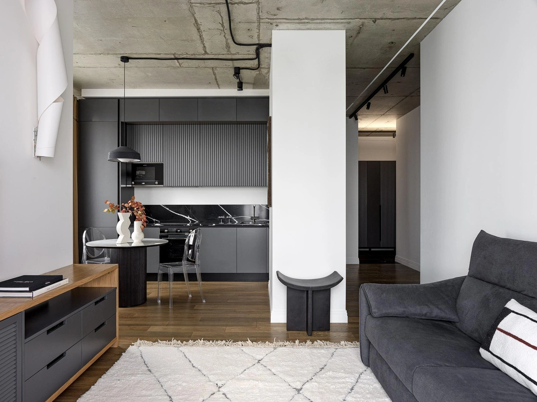 Гостиная. Диван, Rosini. Тумба под ТВ выполнена в столярной мастерской по эскизам архитектора. Марокканский ковер White №6, Beni Ourain, Troubadour. Бра Oop’s, дизайн Инго Маурера, Ingo Maurer. | Источник: Сергей Красюк. Стиль: Yes We May