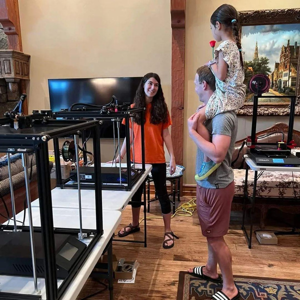 Отец года: Марк Цукерберг сделал дочкам платья на 3D-принтере
