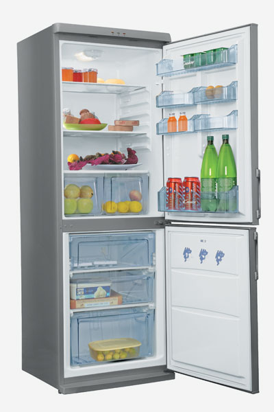 Модель CCM 360 SLX (Candy, Италия), 23 490 руб. Холодильник двухкамерный, серебристо-серого цвета, расположение морозильной камеры – внизу.