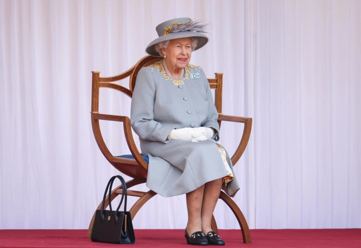Королева на Trooping The Colour на территории Виндзорского замка, 12 июня 2021 | marieclaire.ru