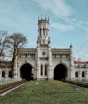 Архитектурные прогулки: парк Александрия, конюшни Николая Бенуа и «Котич» Николая I