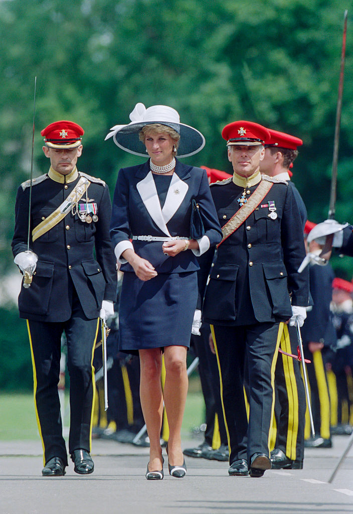 Супруга принца Чарльза представляет на встрече с драгунским полком. 22 июля 1995 года в Берген-Хоне, Германия