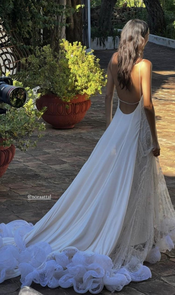 Свадебный #newlook: Нора Атталь в платье на тонких бретельках, распадающемся на кружевную «морскую пену»