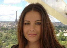 Оксана Федорова приручает дикую птицу
