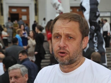 Кирилл Набутов: «Хаматова в чем была, в том и полетела в Латвию. Друзья привозили ей вещи»
