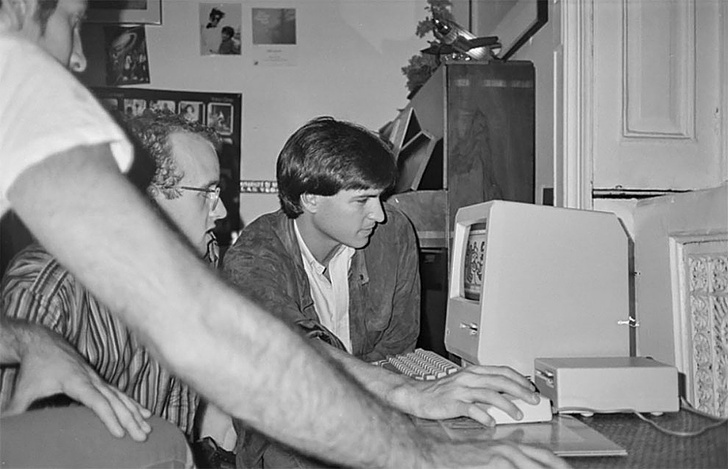 История одной фотографии: Стив Джобс учит Энди Уорхола на компьютере, подаренном сыну Леннона