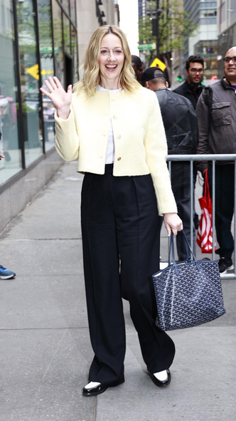 Снова в тренде: Джуди Грир показала, как носить в этом сезоне модные укороченные жакеты