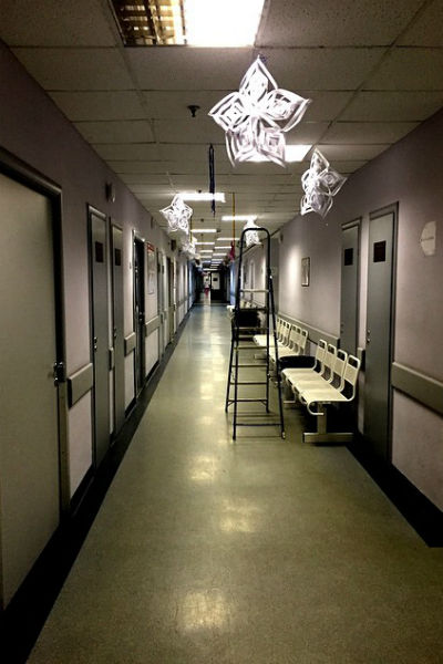 Грачевская осталась недовольна даже новогодними украшениями в больнице. Телеведущая назвала их нелепыми
