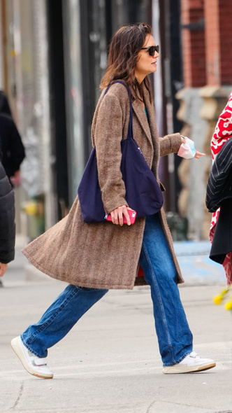 Настоящая француженка: Кэти Холмс показывает стильный образ с самыми простыми джинсами и пальто