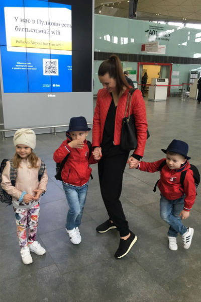 Юлия воспитывает троих детей