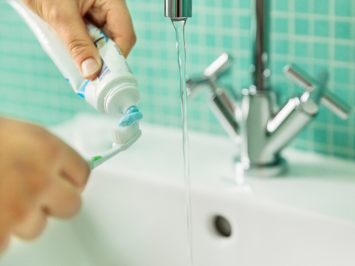 Как понять, что вы чистите зубы неправильно (и чем это грозит)