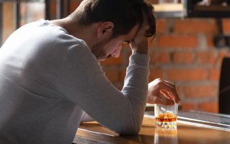 Порочный нейронный круг: как спиртное перестраивает работу мозга алкоголиков