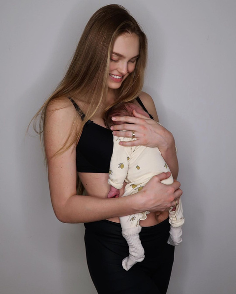 Из личного архива: модель Роми Стрейд показала снимки до, во время и после беременности