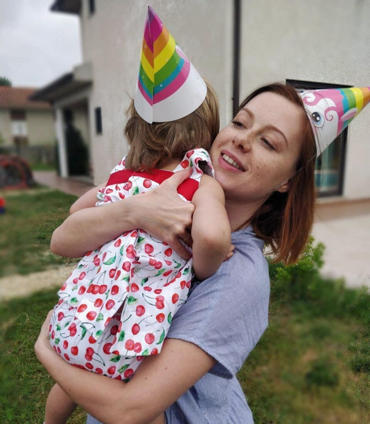Юлия Савичева впервые опубликовала фото с 2-летней дочкой