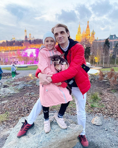 Экс-участник «ДОМа-2» Сергей Адоевцев устроил для дочери яркую прогулку по Москве