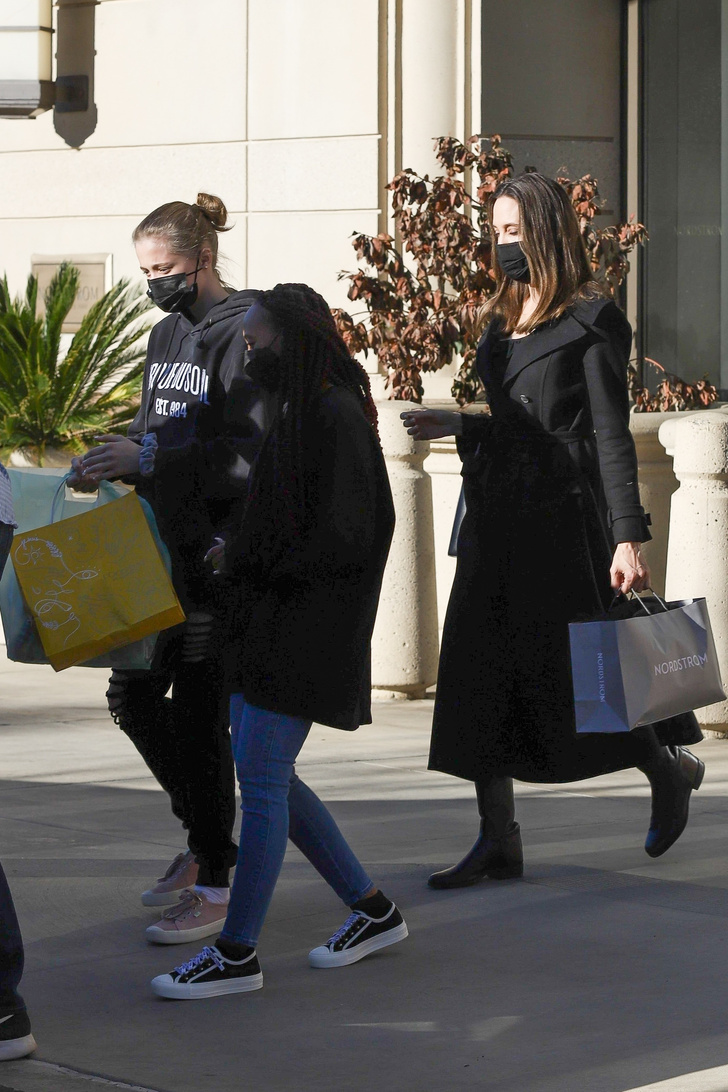 Королева черного цвета: Анджелина Джоли на шопинге в нуарном образе