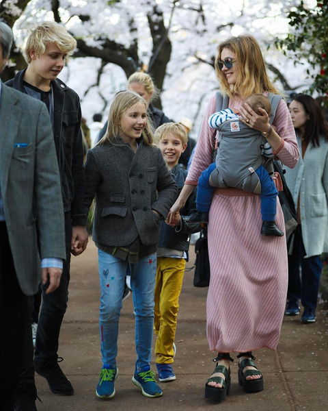 Наталья Водянова отрывается в Токио с повзрослевшими детьми