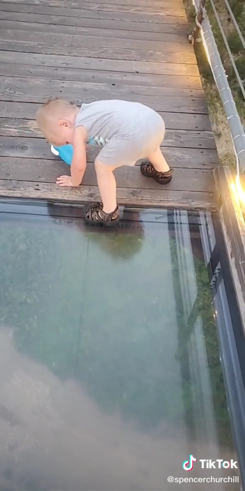 Малыш попытался перейти пропасть по стеклянному мосту: видео на 16 млн просмотров