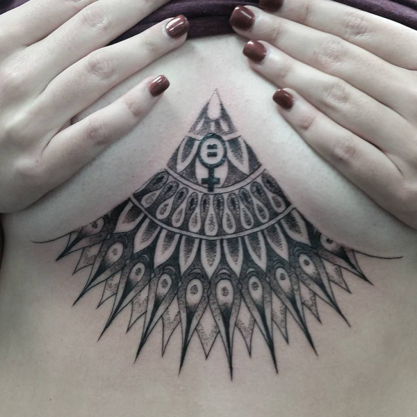 Новый тренд женских тату: татуировки под грудью!