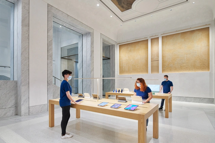 Новый бутик Apple в Риме по проекту Foster + Partners