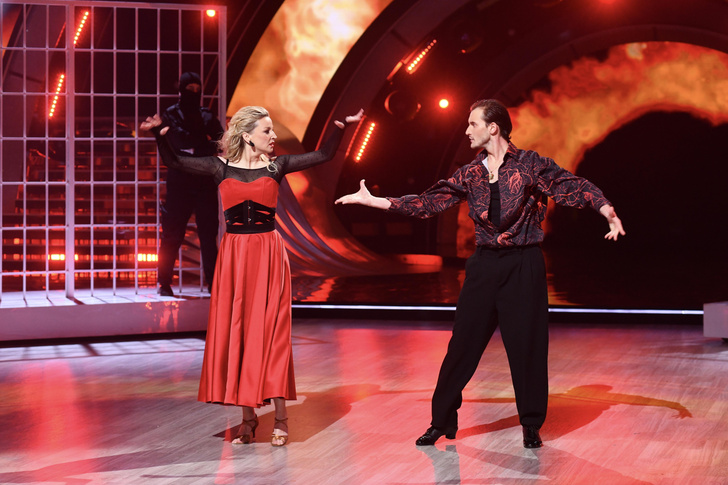 Фото №4 - Зудина в образе Кэрри Брэдшоу и похудевший Маркони: «Танцы со звездами» продолжают удивлять зрителей