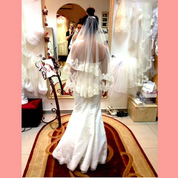 Солистка "Серебра" сделала фото в свадебном салоне за примеркой подвенечных нарядов