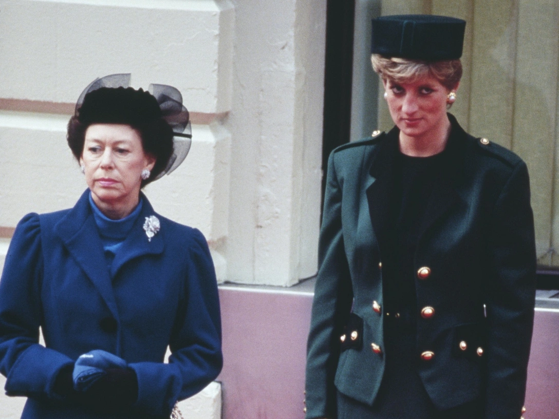 Принцесса Маргарет и принцесса Диана приветствуют президента Италии на лондонской станции Виктория, 23 октября 1990 | marieclaire.ru