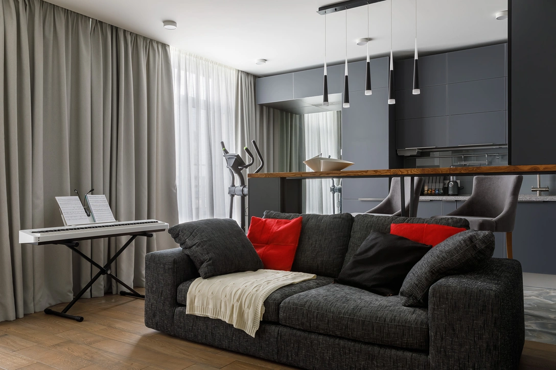 Фрагмент гостиной. Одним из требований хозяйки было найти место для тренажера. Диван, салон «Архитектура мебели». Свет, компания «Северлайт». Кухня «Кристали», Rimi. | Источник: Иван Сорокин