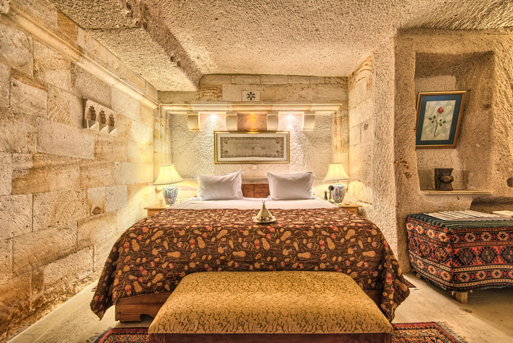 Удивительный отель с номерами в пещерах в Турции