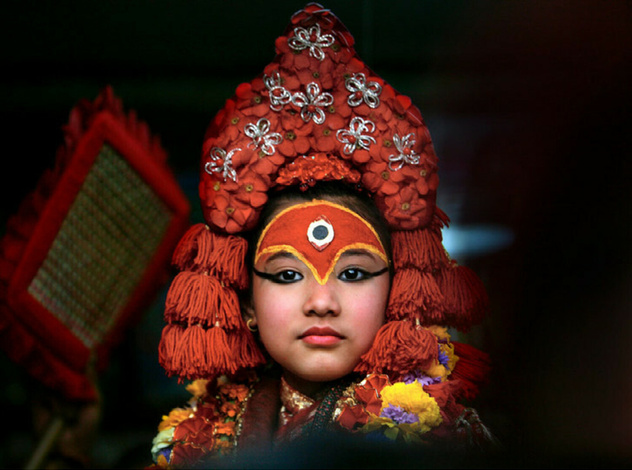 Бывшая богиня: как живут те, кто перестал быть королевской Кумари в Непале