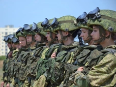 Эскортница, бармен и сноубордистка: участницы шоу «Солдатки»