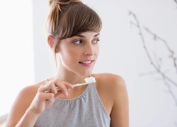 Как понять, что вы чистите зубы неправильно (и чем это грозит)