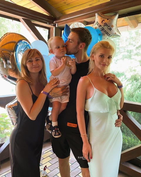 Глубокое декольте, шары и Макс Барских: Миша Романова отмечает 2-летие сына Мартина