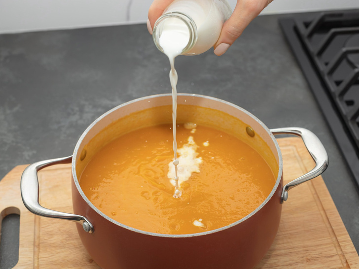 Вкус будет испорчен: 9 ингредиентов супа, которые можно добавлять только в конце готовки (но вы делаете наоборот)