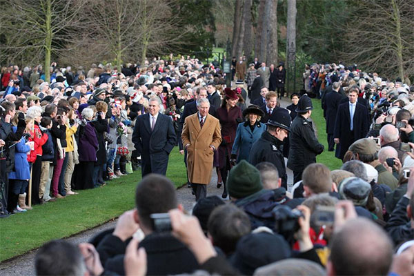 Тысячи британцев собрались, чтобы поприветствовать членов королевского семейства в день крестин наследницы престола