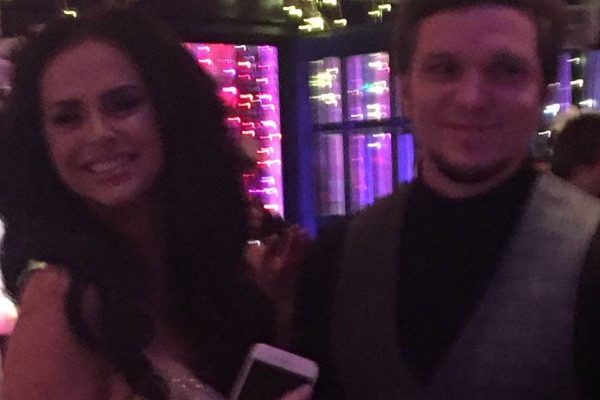 Виктория Романец и Антон Гусев выглядели счастливыми во время свадебной церемонии друзей
