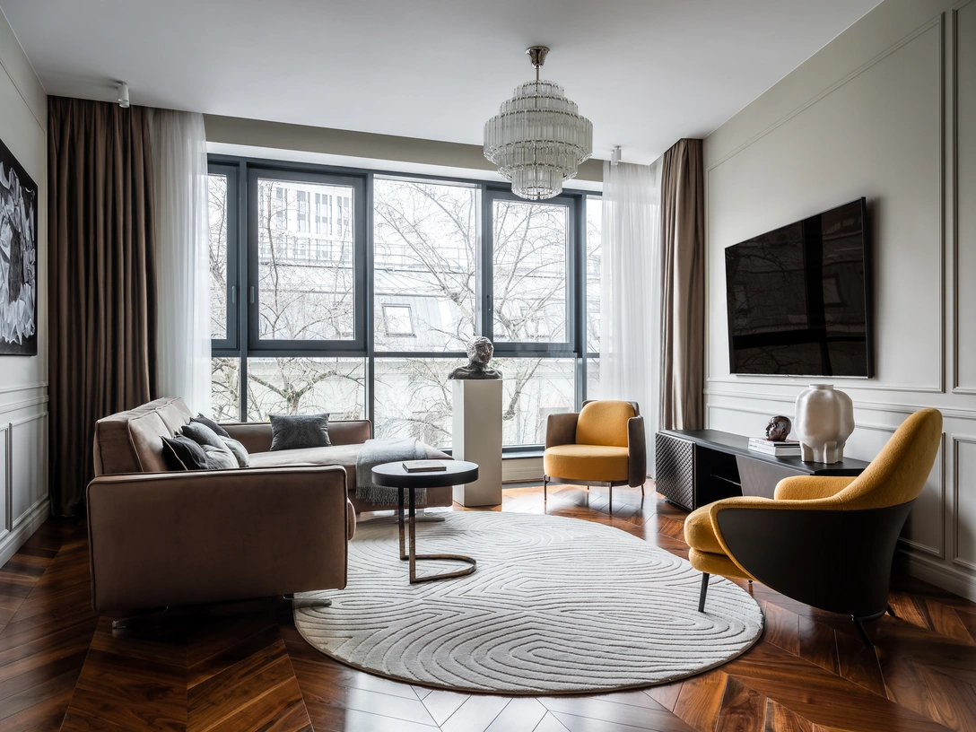 Гостиная. ТВ-консоль Aston, Cattelan Italia. Кресла Tape и Angie, Minotti. На стене — краска Portland Stone 77, Little Greene. | Источник: Евгений Кулибаба