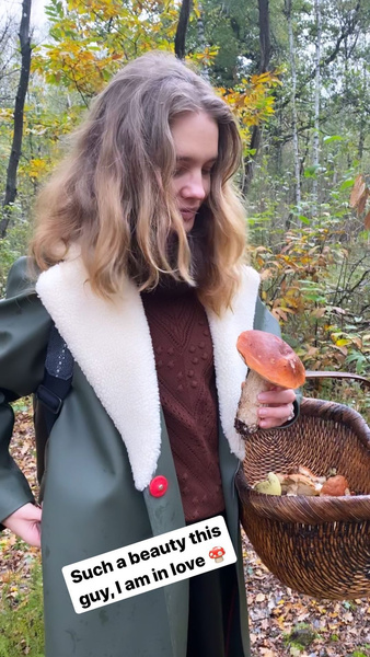 Русская душою: Наталья Водянова отдыхает, собирая в лесу грибы